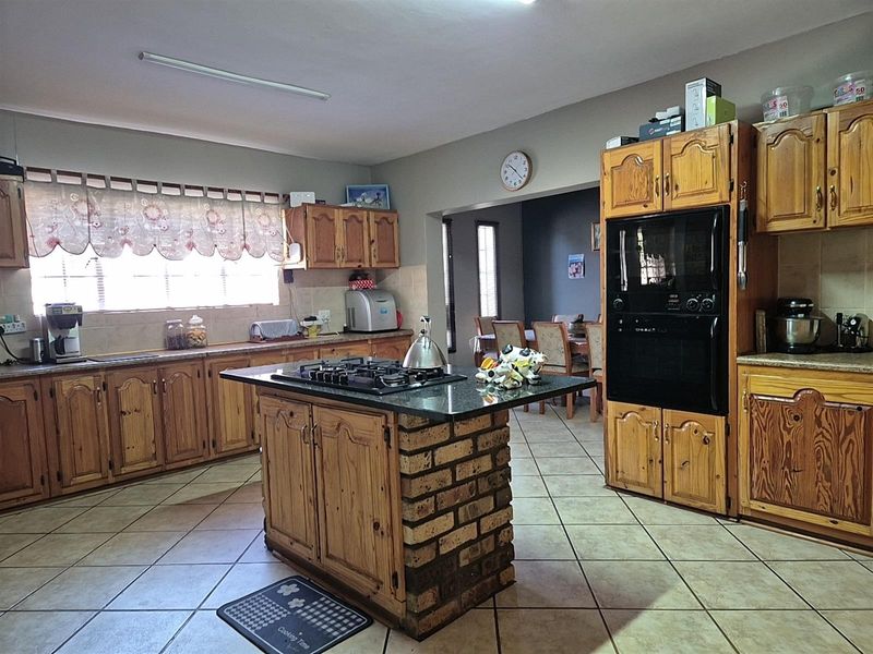 Spacious 4-Bedroom Family Home with Large Garden in Miederpark, Potchefstroom, North West - Photo 6