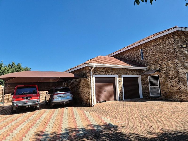 Spacious 4-Bedroom Family Home with Large Garden in Miederpark, Potchefstroom, North West - Photo 2