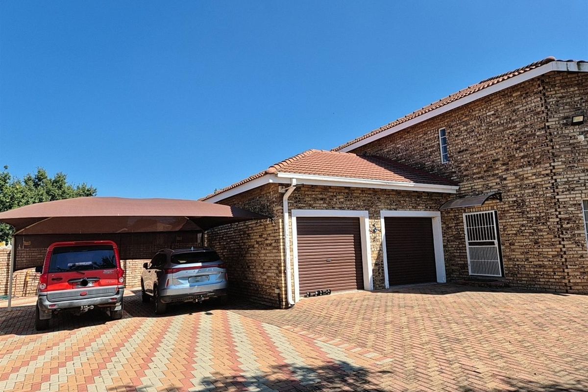 Spacious 4-Bedroom Family Home with Large Garden in Miederpark, Potchefstroom, North West - Photo 2