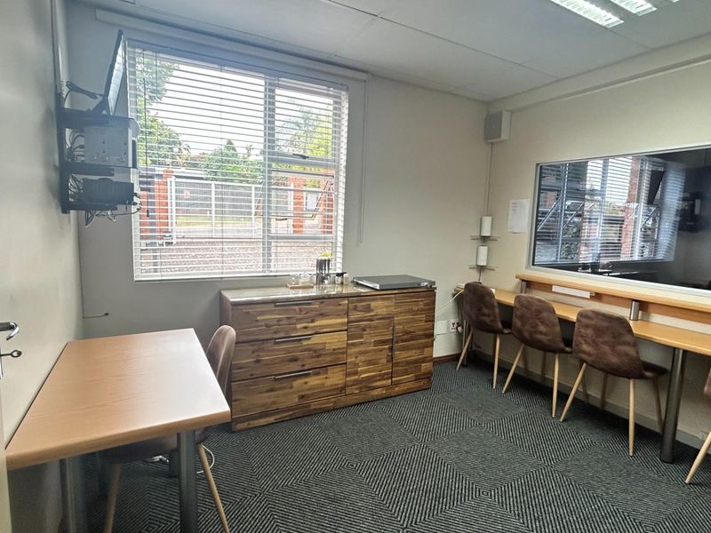 Versatile Commercial Offices | Prime Monument Park Position | Flexible Multi-Tenant or Single-User - Photo 4