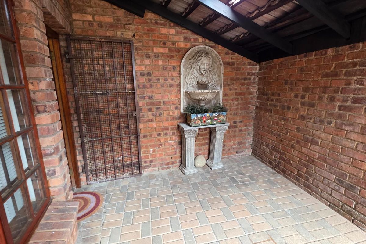 Picturesque 2 bedroom, 2 bathroom Townhouse For Sale in Margate, KwaZulu Natal - Photo 3