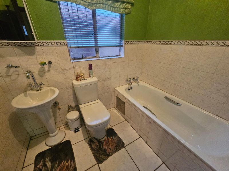 FOR SALE: FOUR BEDROOM FAMILY HOME - Photo 9