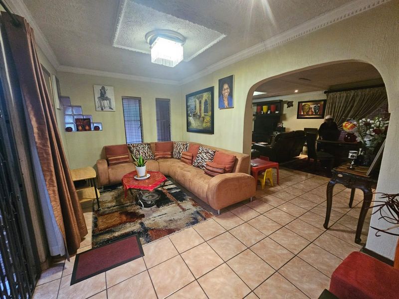 FOR SALE: FOUR BEDROOM FAMILY HOME - Photo 3