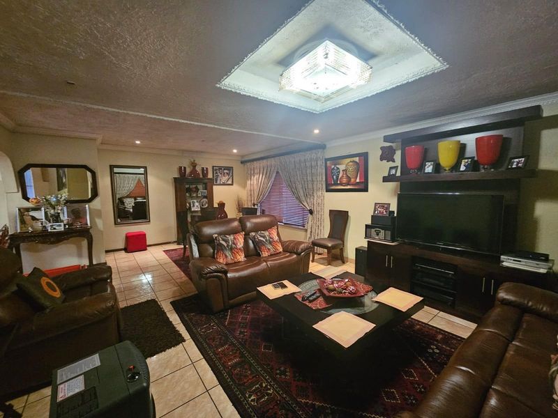 FOR SALE: FOUR BEDROOM FAMILY HOME - Photo 2