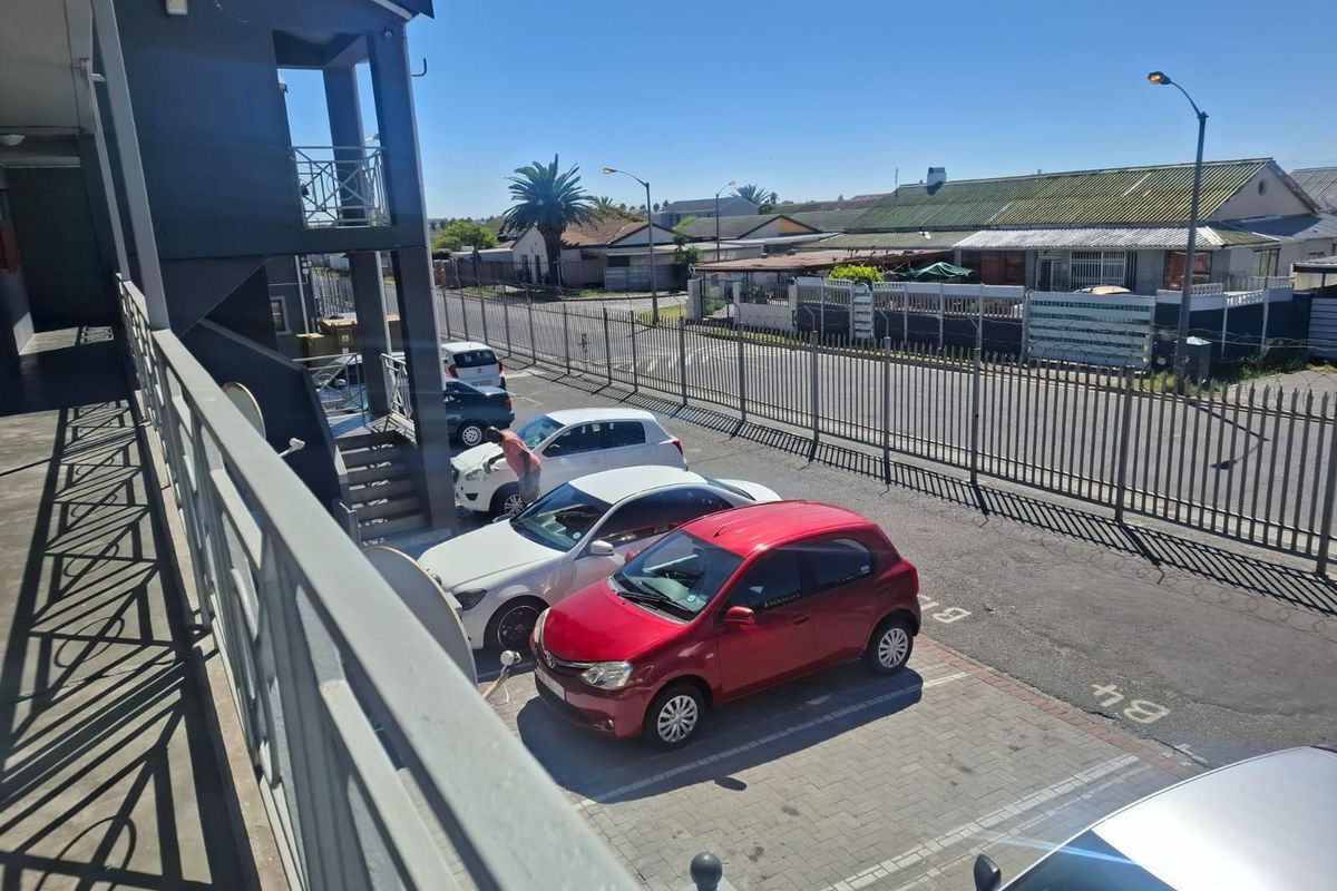 Apartment with Potential in Retreat - Photo 4