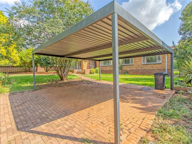 Renovators Dream House For Sale in Berario, Randburg - Photo 3