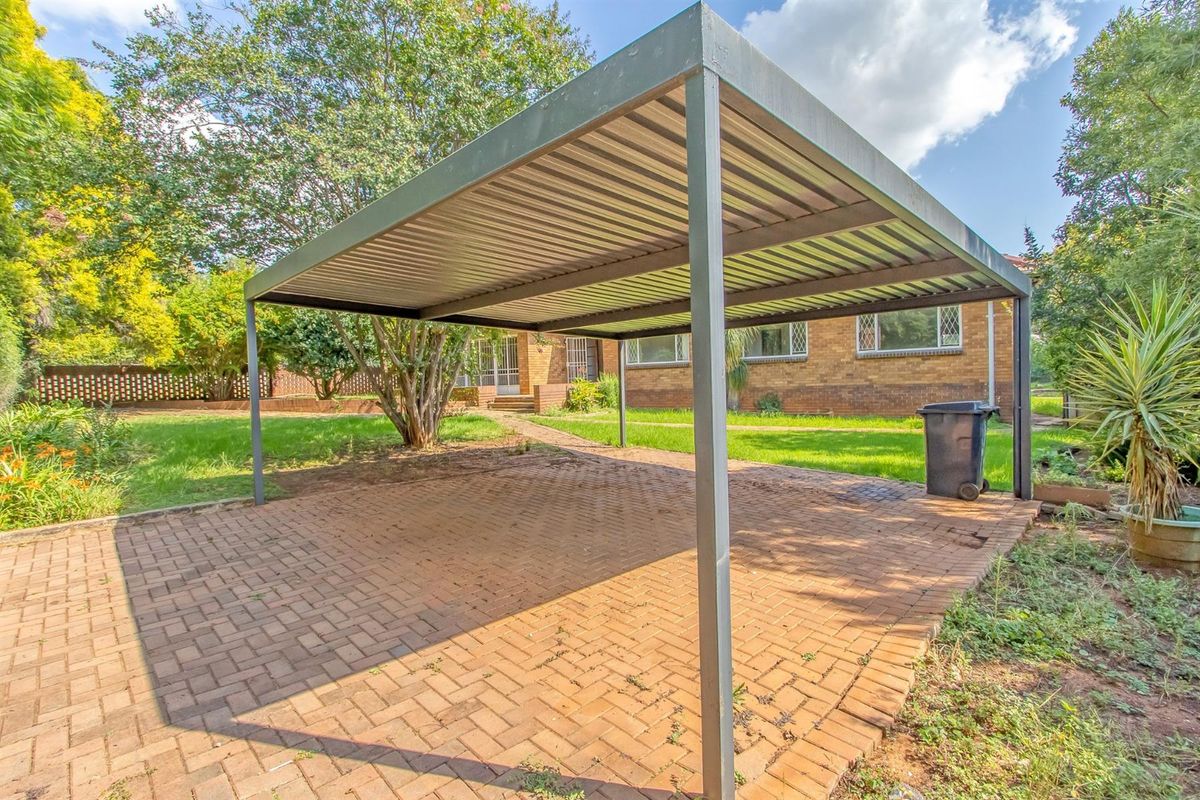 Renovators Dream House For Sale in Berario, Randburg - Photo 3
