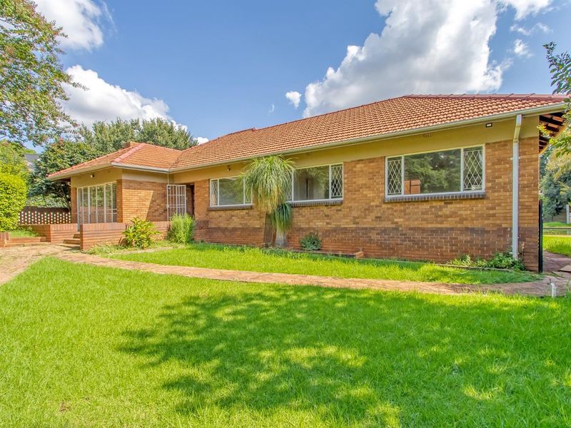 Renovators Dream House For Sale in Berario, Randburg - Photo 4