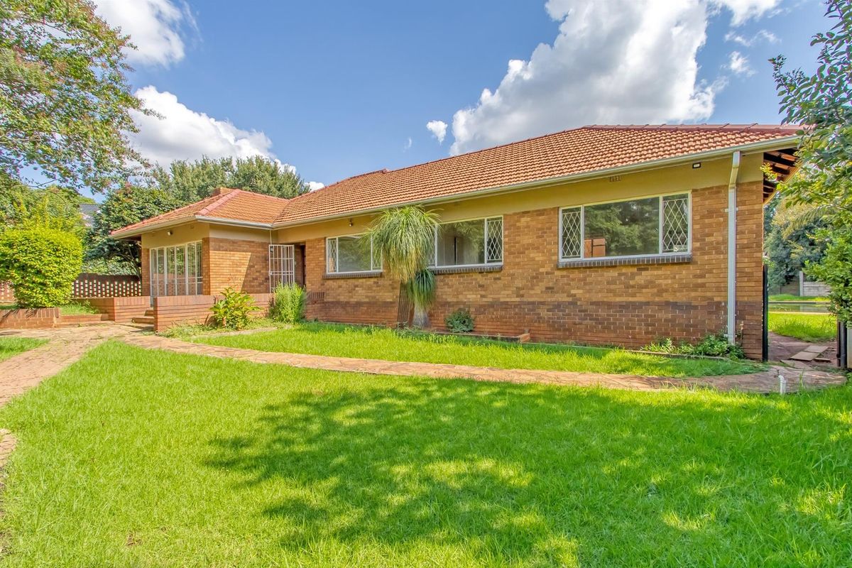 Renovators Dream House For Sale in Berario, Randburg - Photo 4