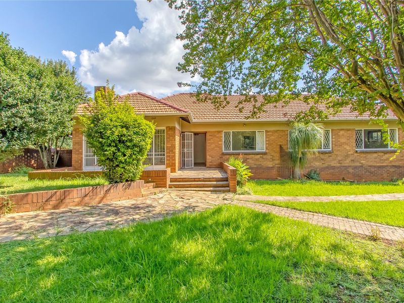 Renovators Dream House For Sale in Berario, Randburg - Photo 5