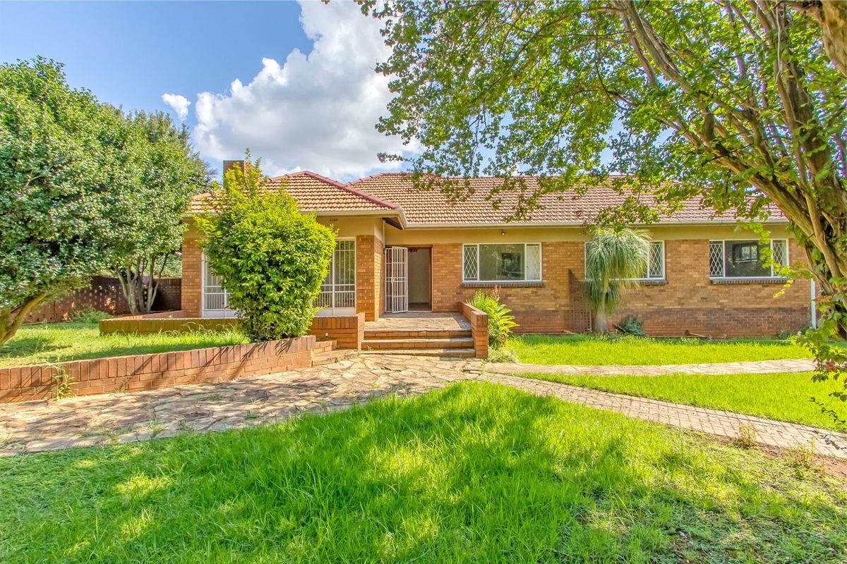 Renovators Dream House For Sale in Berario, Randburg - Photo 5