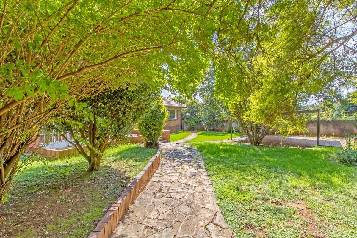 Renovators Dream House For Sale in Berario, Randburg - Photo 2