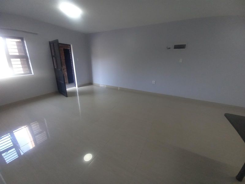 Secure Modern and Spacious Upmarket Bellair Apartment - Photo 6