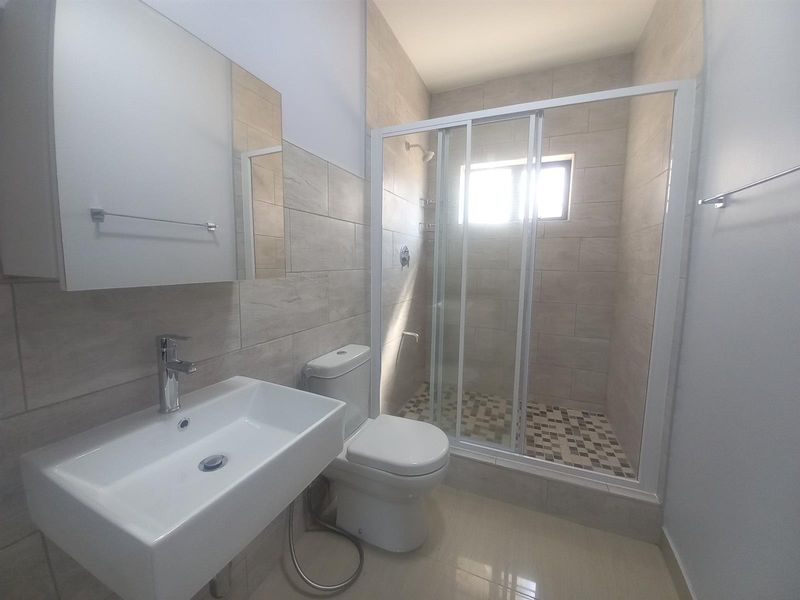 Secure Modern and Spacious Upmarket Bellair Apartment - Photo 10