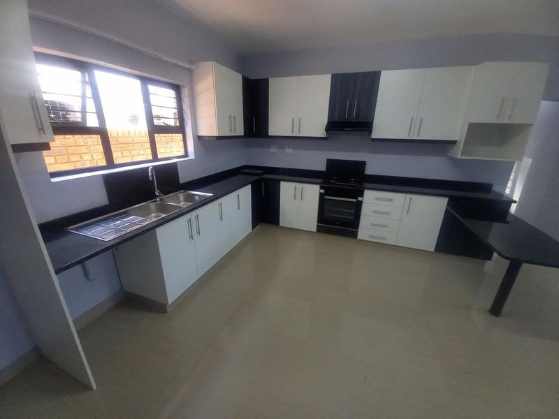 Secure Modern and Spacious Upmarket Bellair Apartment - Photo 2