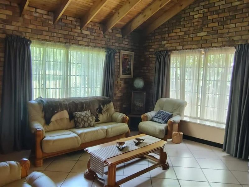 Farmstyle Living on Sale in Heatherview, Akasia - Photo 3
