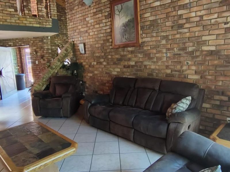 Farmstyle Living on Sale in Heatherview, Akasia - Photo 9