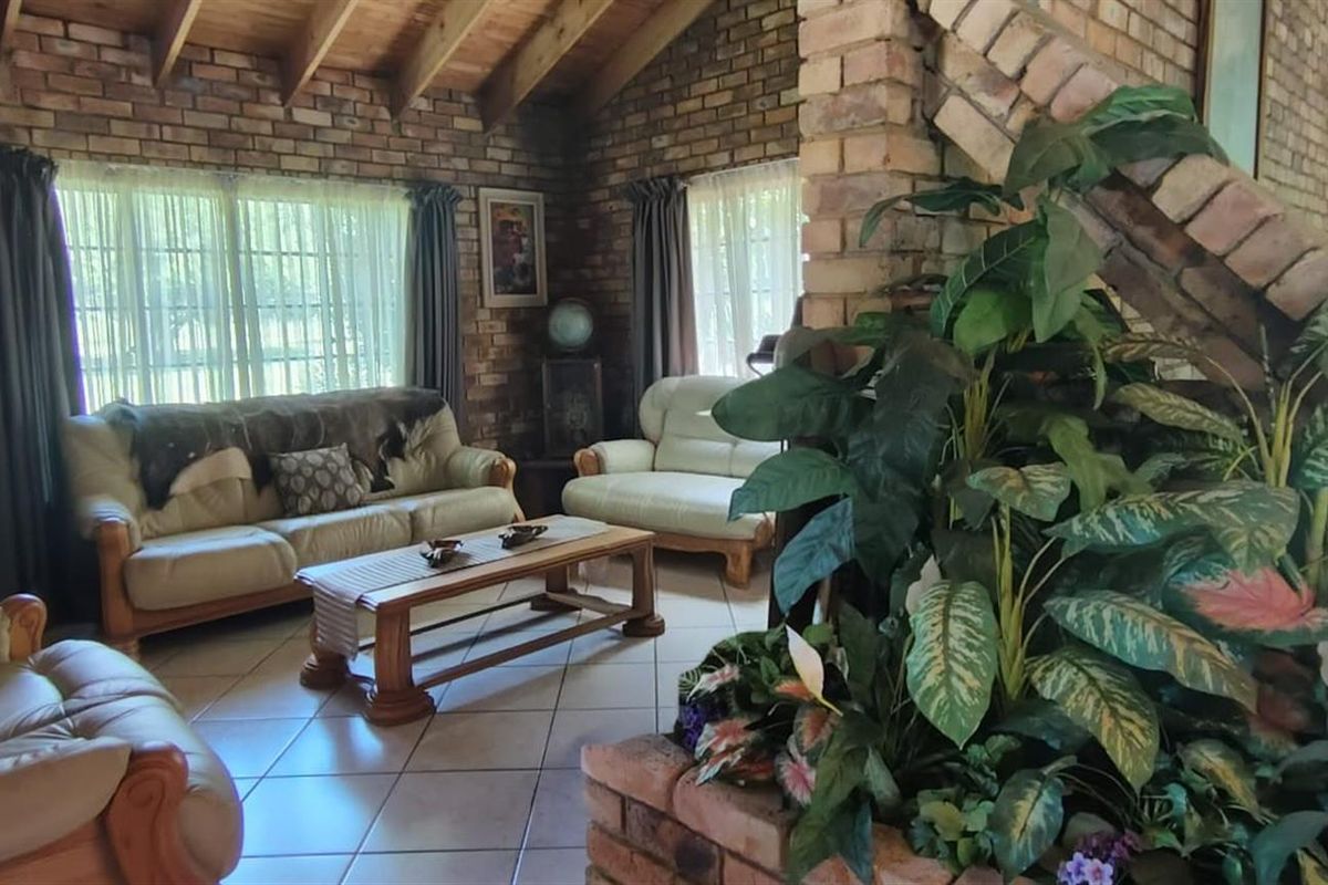 Farmstyle Living on Sale in Heatherview, Akasia - Photo 5