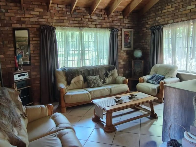 Farmstyle Living on Sale in Heatherview, Akasia - Photo 2