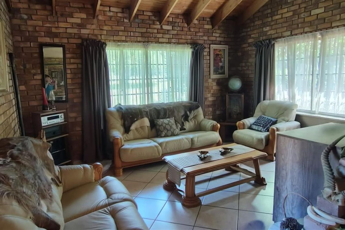 Farmstyle Living on Sale in Heatherview, Akasia - Photo 2