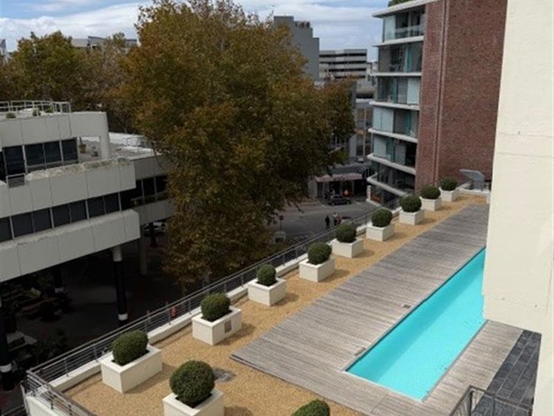 Studio Apartment For Sale in Claremont, Cape Town - Photo 2
