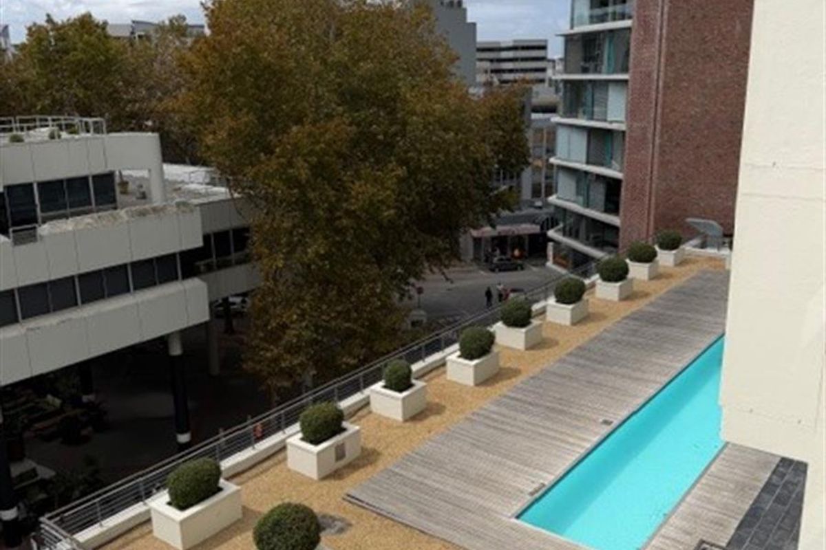 Studio Apartment For Sale in Claremont, Cape Town - Photo 2