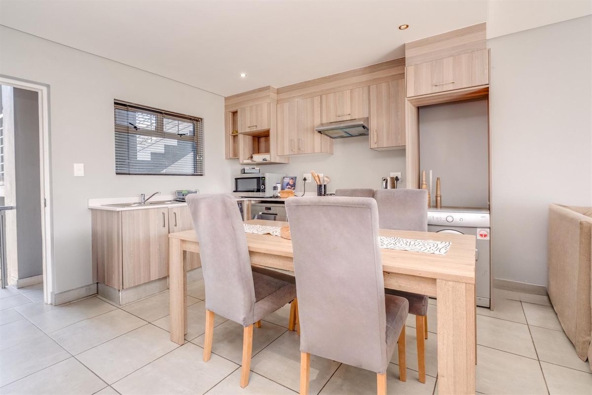 Stunning Townhouse For Sale in Kengies, Sandton - Photo 4