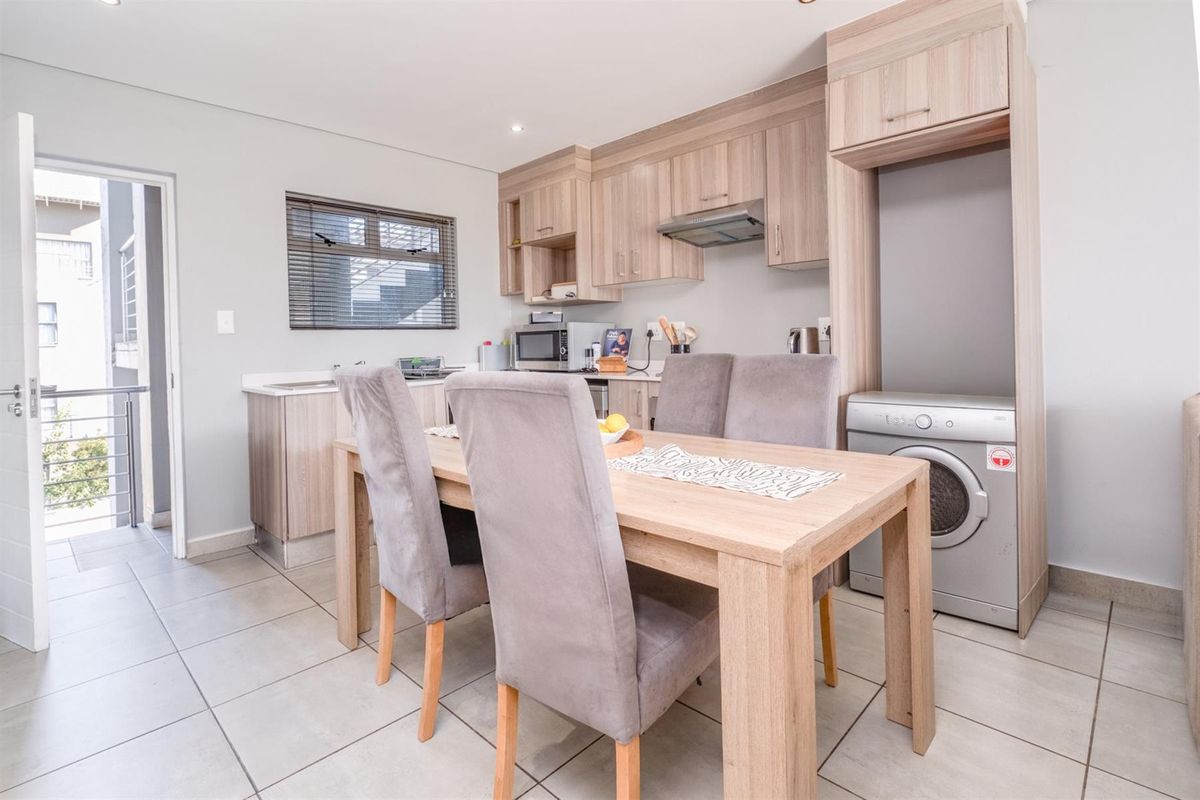 Stunning Townhouse For Sale in Kengies, Sandton - Photo 3