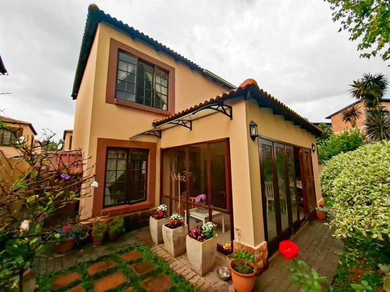 3 bedroom townhouse for sale with a large private garden in a secure and well positioned complex - Photo 2