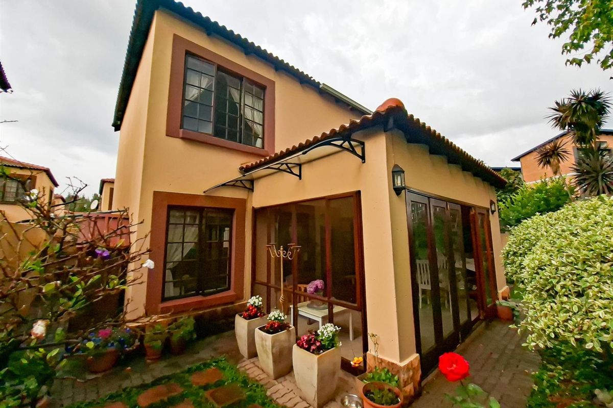3 bedroom townhouse for sale with a large private garden in a secure and well positioned complex - Photo 2