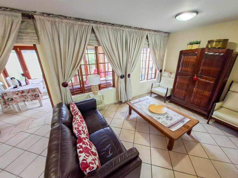 3 bedroom townhouse for sale with a large private garden in a secure and well positioned complex - Photo 10