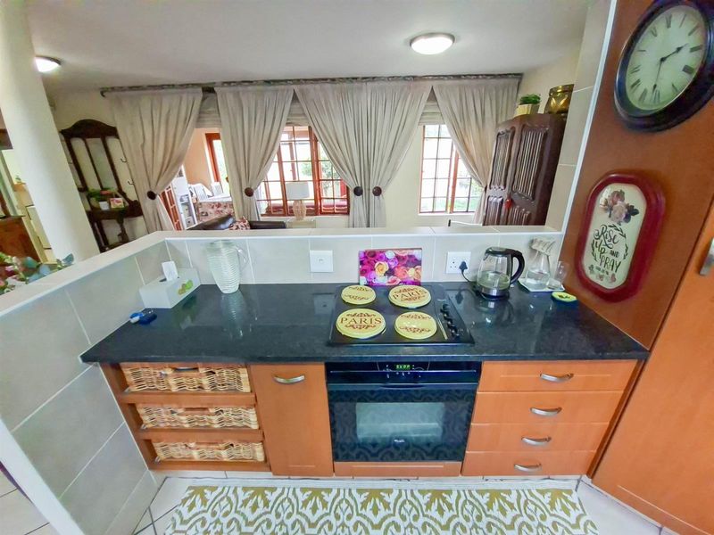 3 bedroom townhouse for sale with a large private garden in a secure and well positioned complex - Photo 5