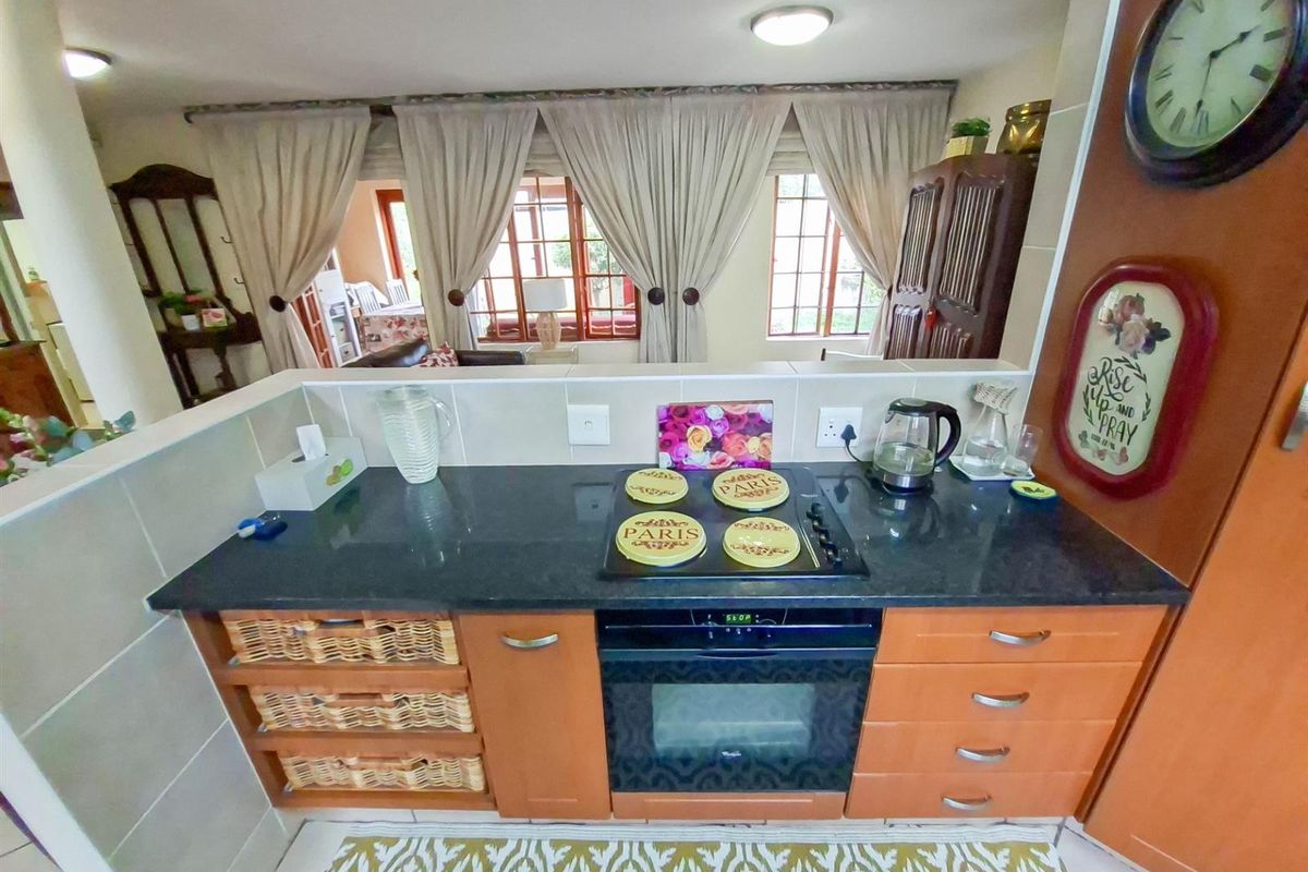 3 bedroom townhouse for sale with a large private garden in a secure and well positioned complex - Photo 5