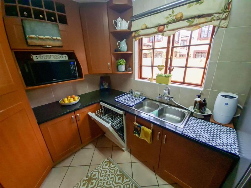 3 bedroom townhouse for sale with a large private garden in a secure and well positioned complex - Photo 6