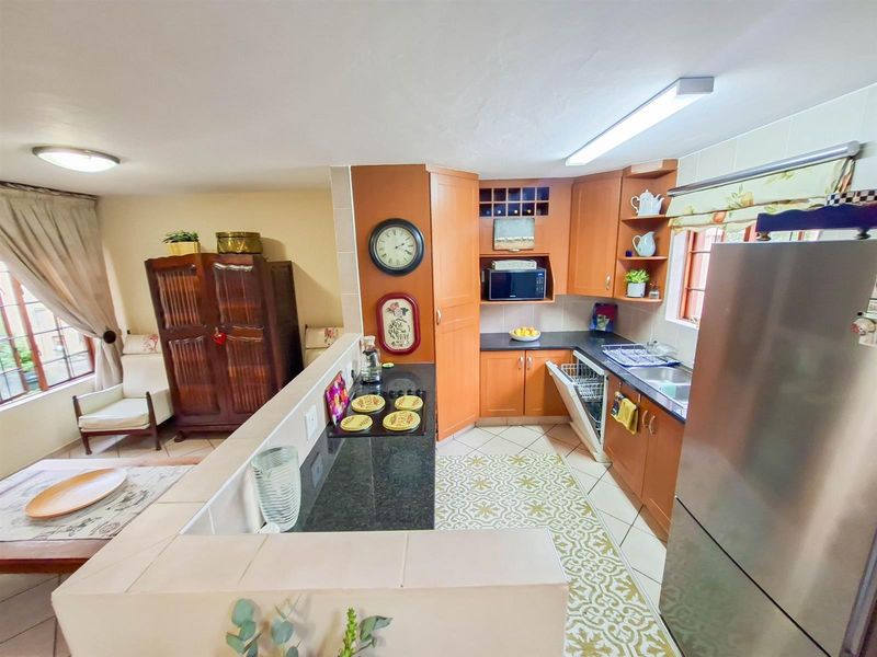 3 bedroom townhouse for sale with a large private garden in a secure and well positioned complex - Photo 3