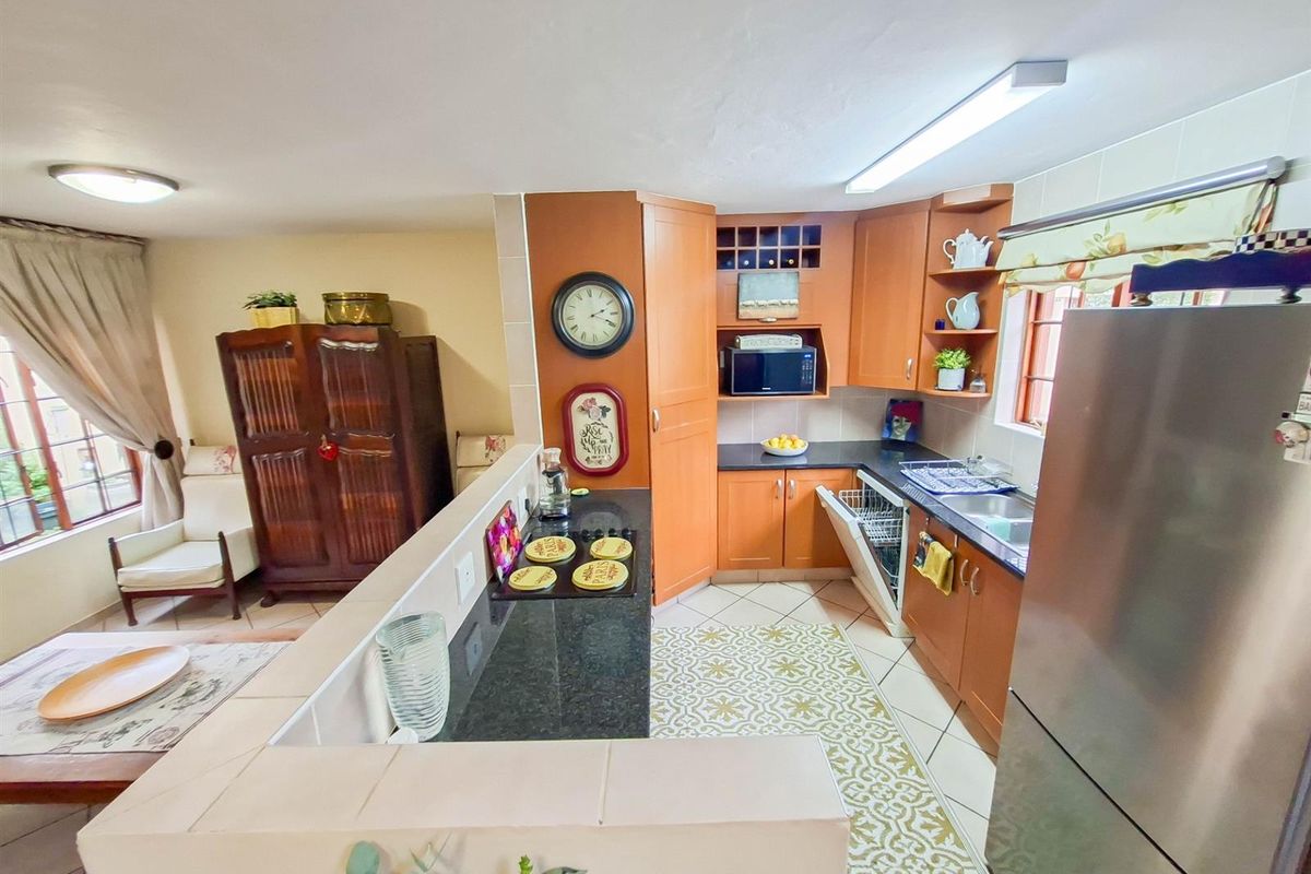 3 bedroom townhouse for sale with a large private garden in a secure and well positioned complex - Photo 3