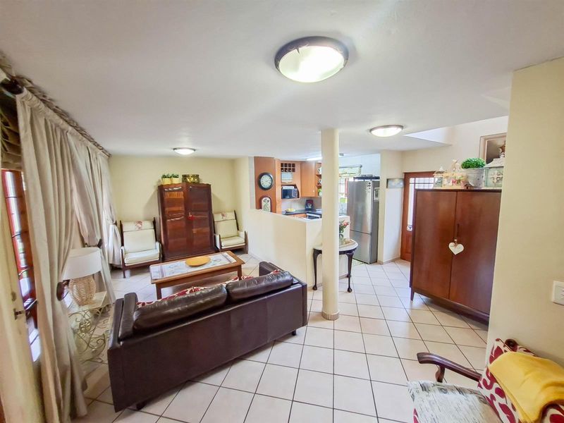 3 bedroom townhouse for sale with a large private garden in a secure and well positioned complex - Photo 9