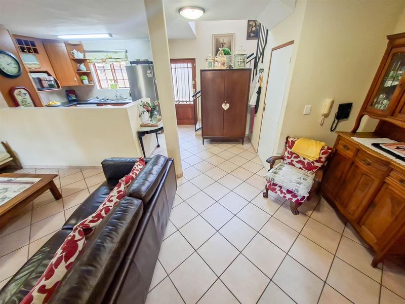 3 bedroom townhouse for sale with a large private garden in a secure and well positioned complex - Photo 8