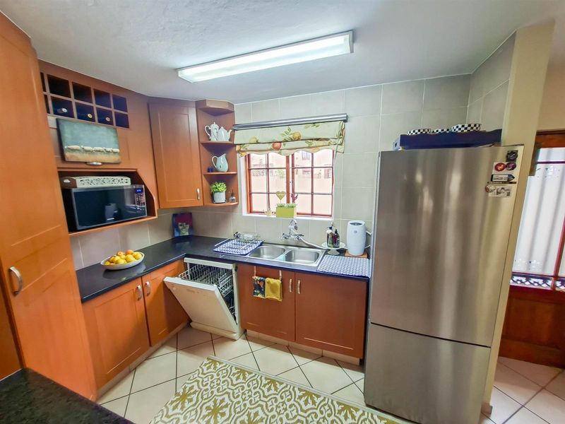 3 bedroom townhouse for sale with a large private garden in a secure and well positioned complex - Photo 4