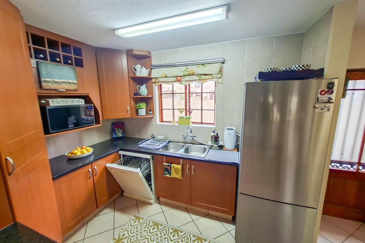 3 bedroom townhouse for sale with a large private garden in a secure and well positioned complex - Photo 4