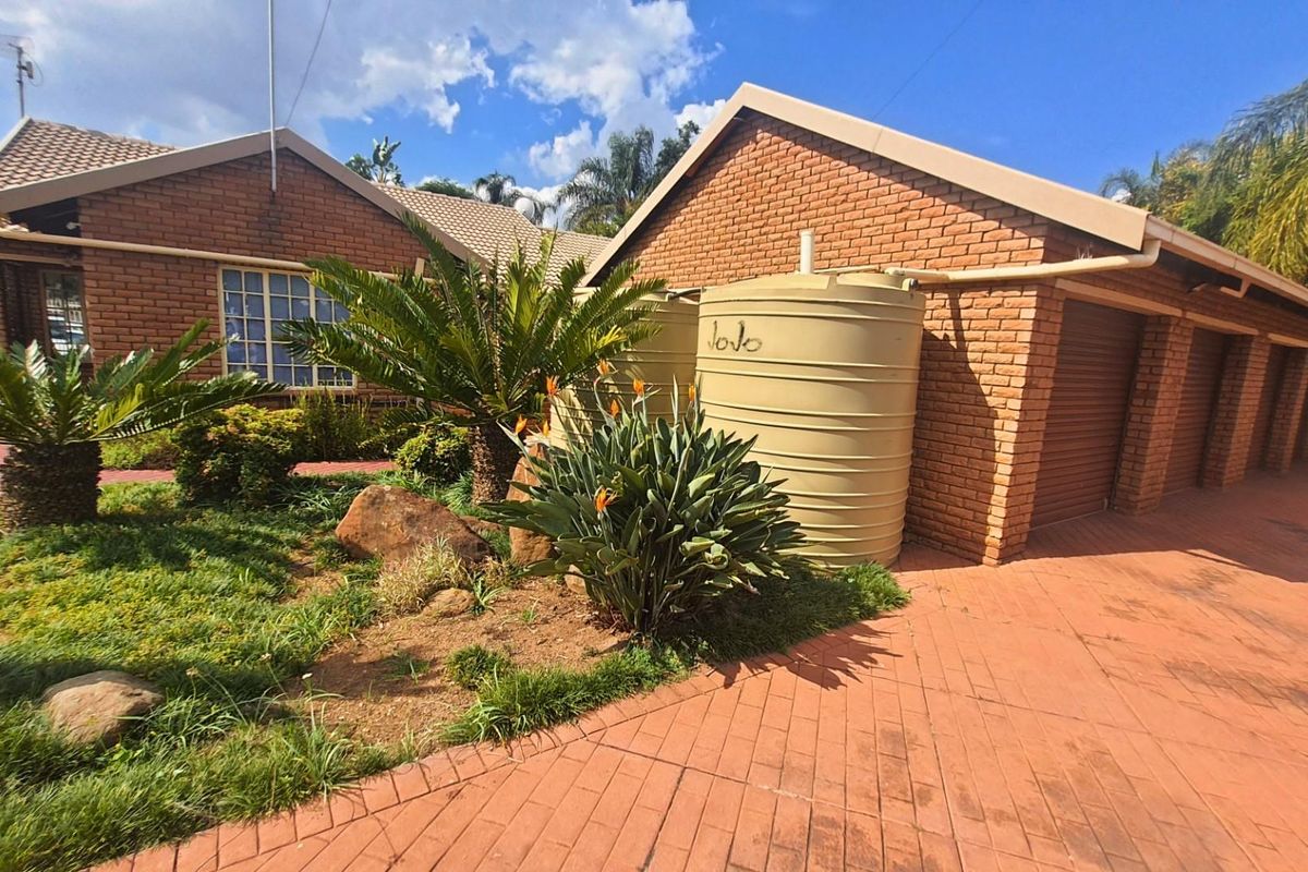 Off-Grid Faerie Glen Duet with Study, Solar, Security Cameras and Automated Garages - Photo 4