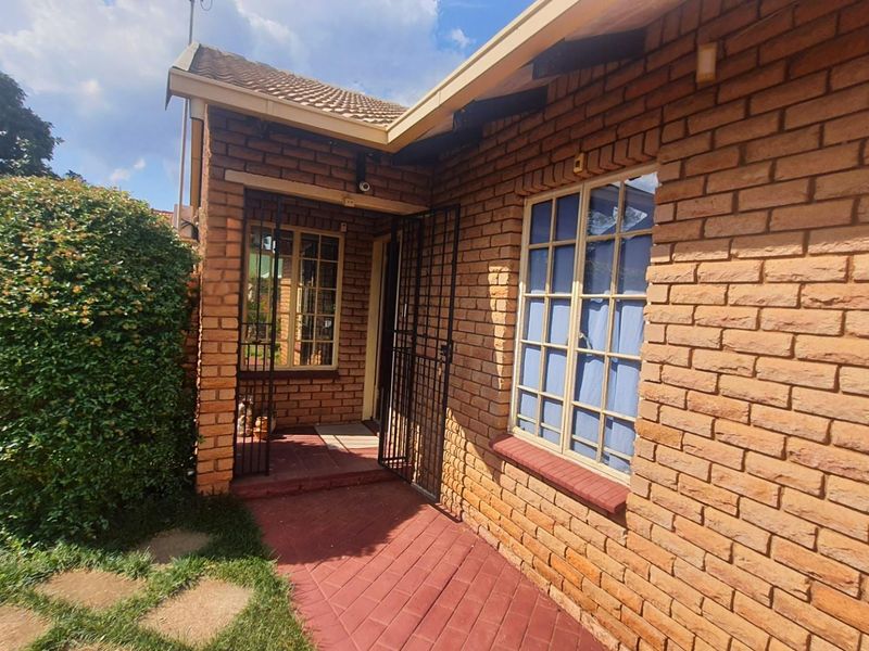 Off-Grid Faerie Glen Duet with Study, Solar, Security Cameras and Automated Garages - Photo 3