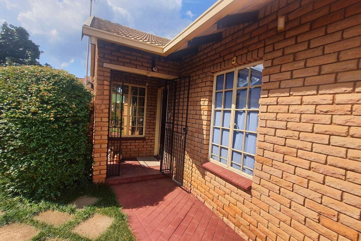 Off-Grid Faerie Glen Duet with Study, Solar, Security Cameras and Automated Garages - Photo 3