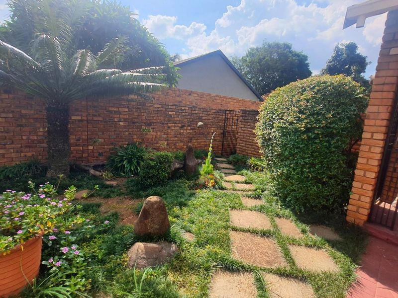 Off-Grid Faerie Glen Duet with Study, Solar, Security Cameras and Automated Garages - Photo 2