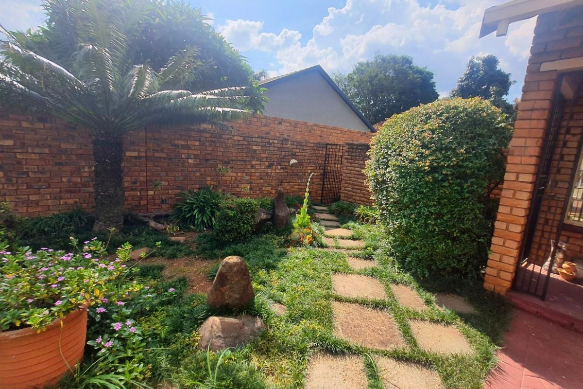 Off-Grid Faerie Glen Duet with Study, Solar, Security Cameras and Automated Garages - Photo 2