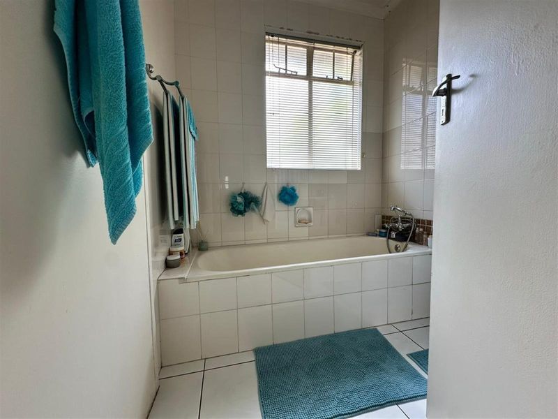 Charming 2-Bedroom Duplex Townhouse with Spacious Garden - Photo 10