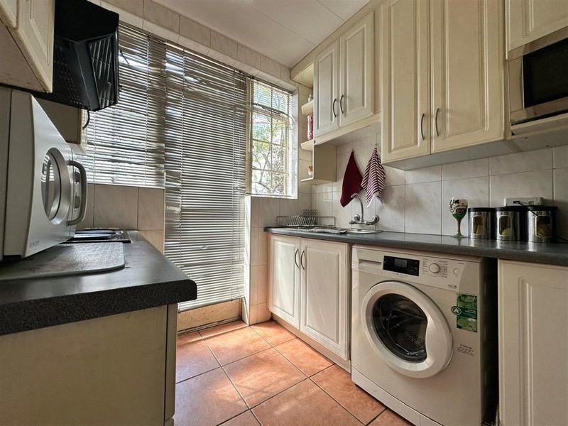 Charming 2-Bedroom Duplex Townhouse with Spacious Garden - Photo 7