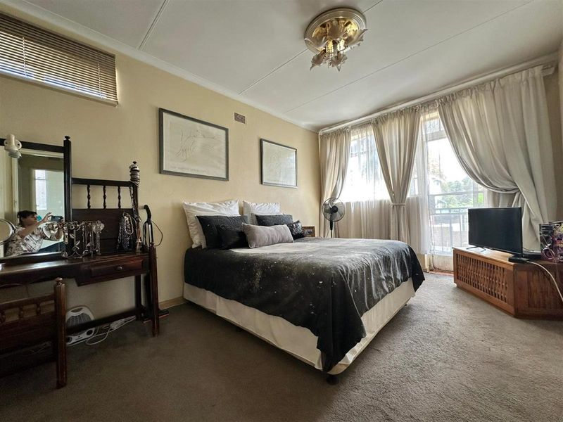 Charming 2-Bedroom Duplex Townhouse with Spacious Garden - Photo 8