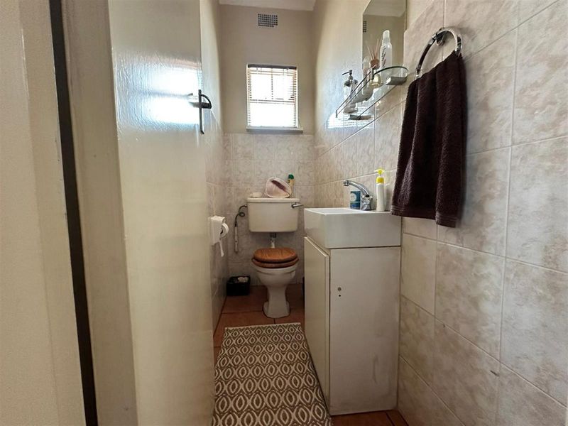 Charming 2-Bedroom Duplex Townhouse with Spacious Garden - Photo 5