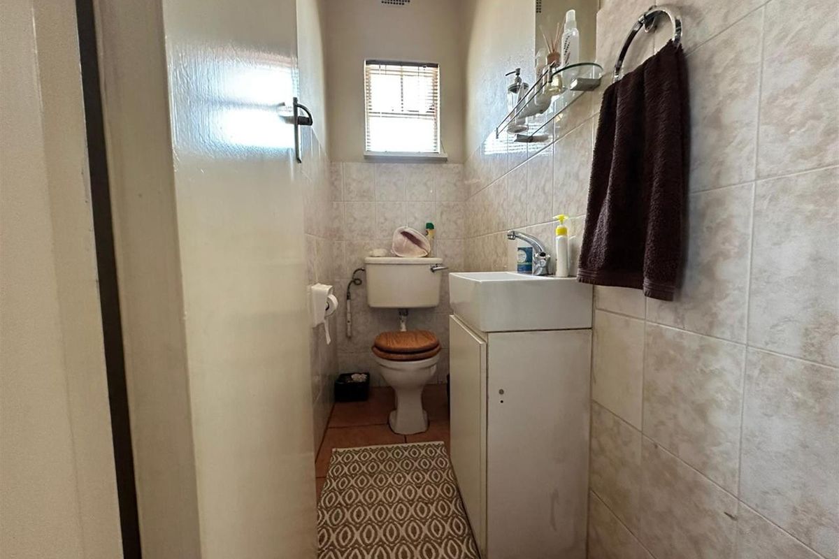 Charming 2-Bedroom Duplex Townhouse with Spacious Garden - Photo 5